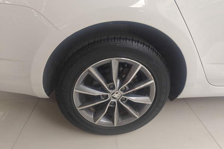 Used Skoda Octavia 2017 1.6L Automatic Front-Wheel Drive Model Right Rear Wheel Hub