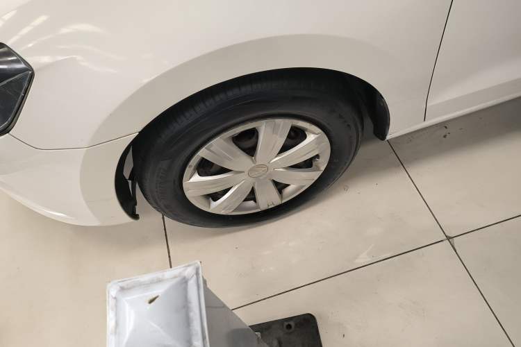 Used Volkswagen Jetta 2015 1.6L Manual Fashion Edition Left Front Wheel Hub