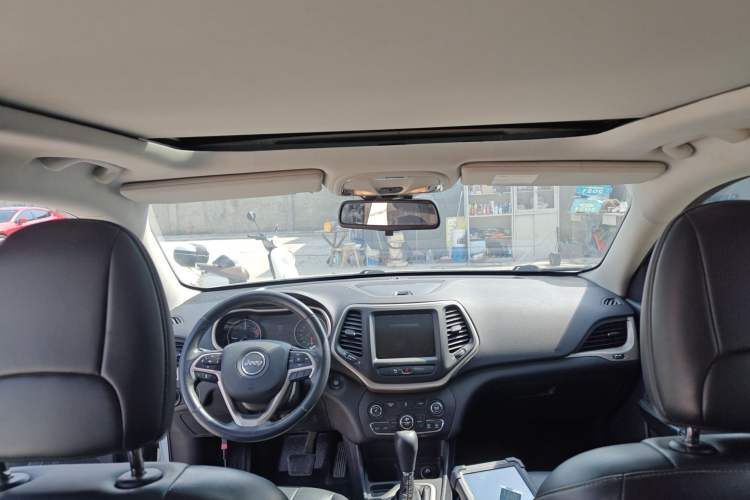 Used Jeep Cherokee 2016 2.0L Superior Edition
