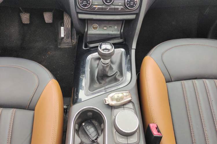 Used Soueast DX7 2015 1.5T Manual Luxury Model Gear Lever