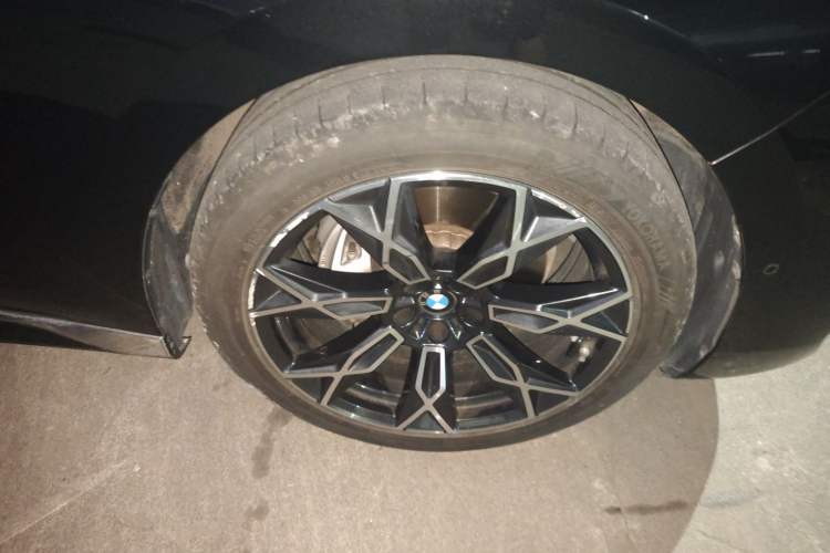 Used BMW 7 Series 2023 735Li Luxury Package Right Front Wheel Hub