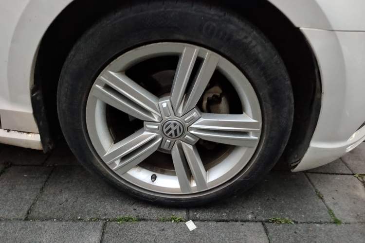 Used Volkswagen Lamando 2015 280TSI DSG Comfort Edition Right Front Wheel Hub