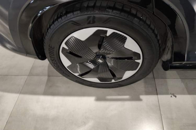 Used IM LS7 2023 100kWh Lux Rear-Drive Version
