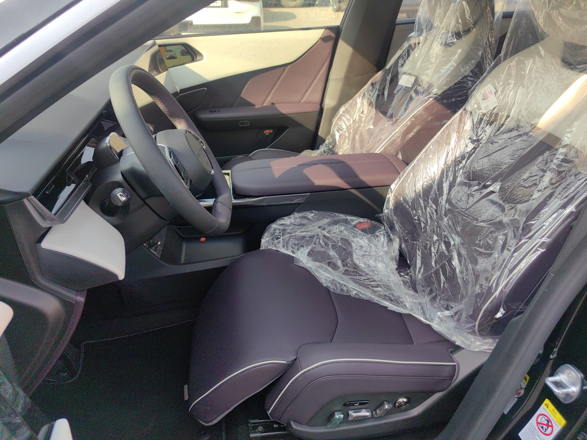 المقاعد الأمامية داخل السيارة