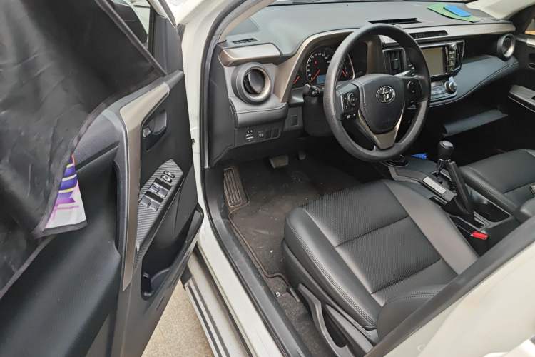 Used Toyota RAV4 2015 2.0L CVT Two-Wheel Drive Fashion Edition
