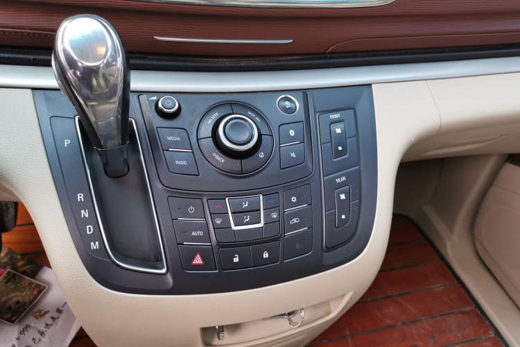 Used Buick GL8 2018 28T Luxury Model China VI Standard Gear Lever