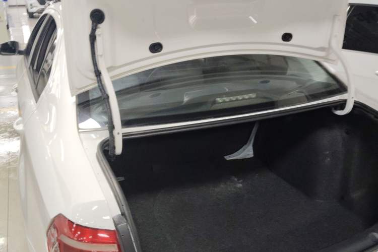 Used Volkswagen Lavida 2013 Revised Classic 1.6L Automatic Fashion Edition Trunk