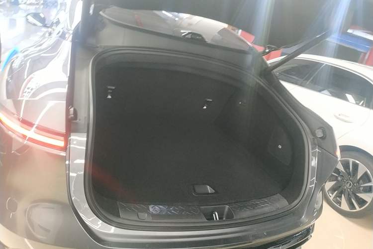 Used Avatr 06 2025 Max All-Electric Version