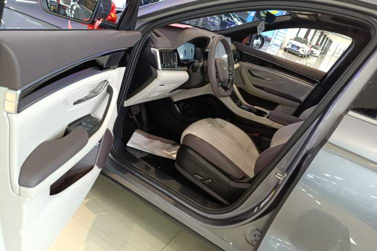 Used BYD Song PLUS New Energy 2025 DM-i Smart Drive 112KM Prestige Model Driver Seat