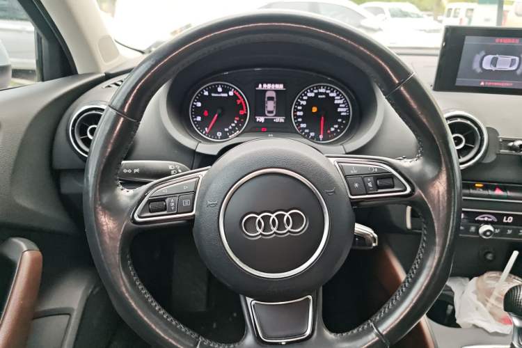 Used Audi A3 2014 Limousine 35 TFSI Automatic Comfort Model Steering Wheel