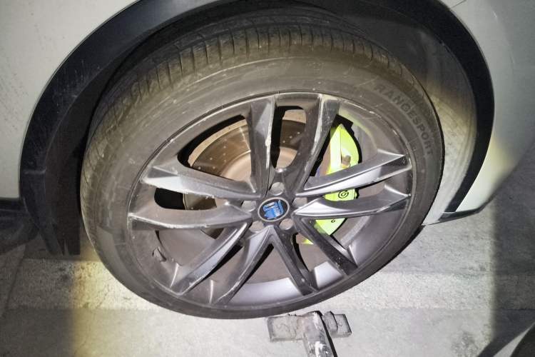 Used BYD Tang New Energy 2018 DM 2.0T All-Wheel Drive Smart Connectivity Luxury Model 7 Seats China V Emission Standard Right Front Wheel Hub