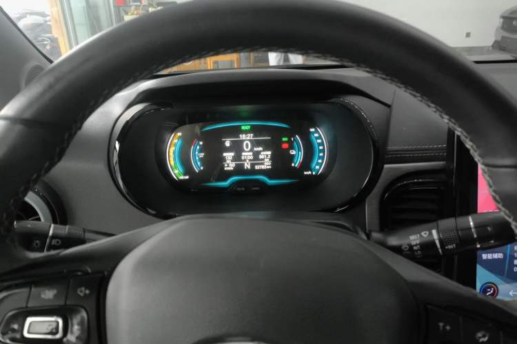 Used Chery QQ Little Ant 2022 Sweet Pink Edition Half-Sugar Version Lithium Iron Phosphate 29.2 kWh 30 kW 301 km