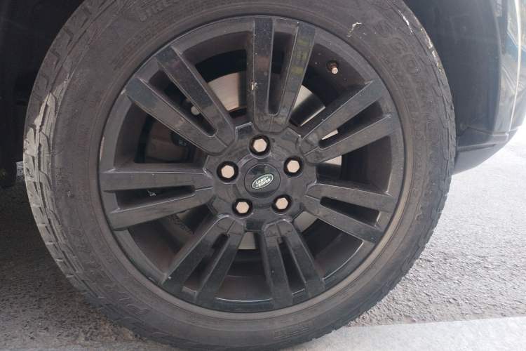 Used Land Rover Discovery 2011 3.0 SDV6 HSE Diesel Version Right Front Wheel Hub
