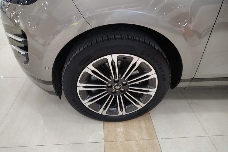 Used Land Rover Range Evoque 2024 Aurora L 249 PS Glowing Limited Edition Left Front Wheel Hub