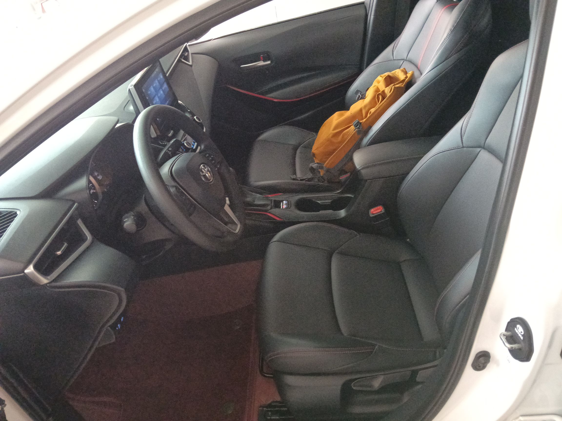 المقاعد الأمامية داخل السيارة