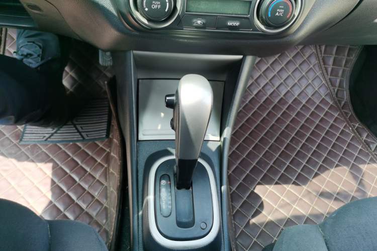 Used Nissan Sylphy 2016 Classic 1.6XE Automatic Leading Edition Gear Lever