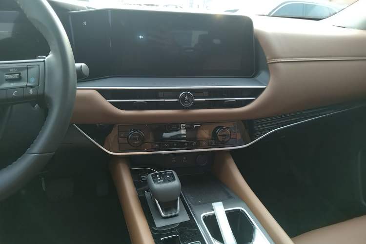 Used Nissan Pathfinder 2024 380 VC-TURBO Four-Wheel Drive Intelligent Driving Version 6 Seats Audio And AC Panel