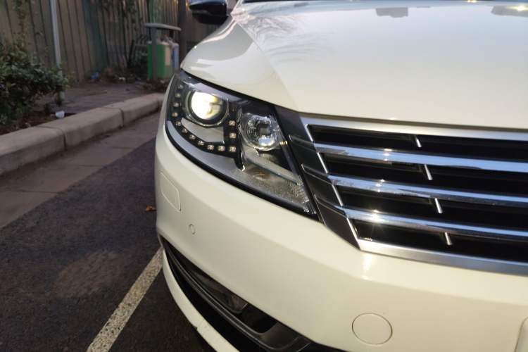 Used Volkswagen FAW-Volkswagen CC 2013 2.0 TSI Ultimate Model Right Front Headlight