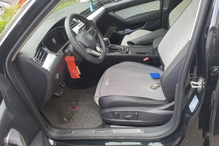 Used Volkswagen Magotan 2023 2 Million Units Commemorative Edition 330TSI DSG Luxury Version Left Front Seat