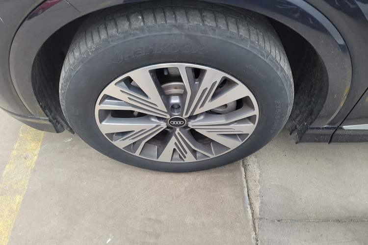 Used Audi Q4 e-tron 2023 40 e-tron Adventure Edition Left Front Wheel Hub