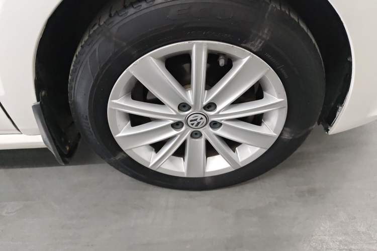Used Volkswagen Polo 2014 1.4L Automatic Comfort Edition Right Front Wheel Hub