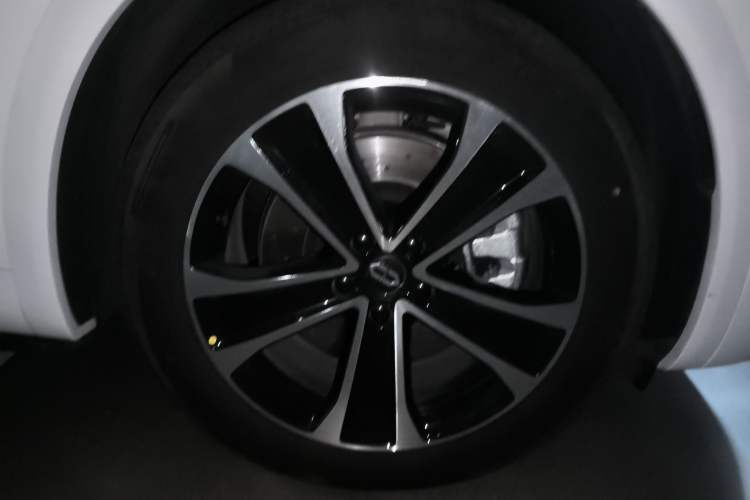 Used Hima AITO M7 2026 Model Pure Electric Max All-Wheel Drive 5-Seater Version Right Front Wheel Hub