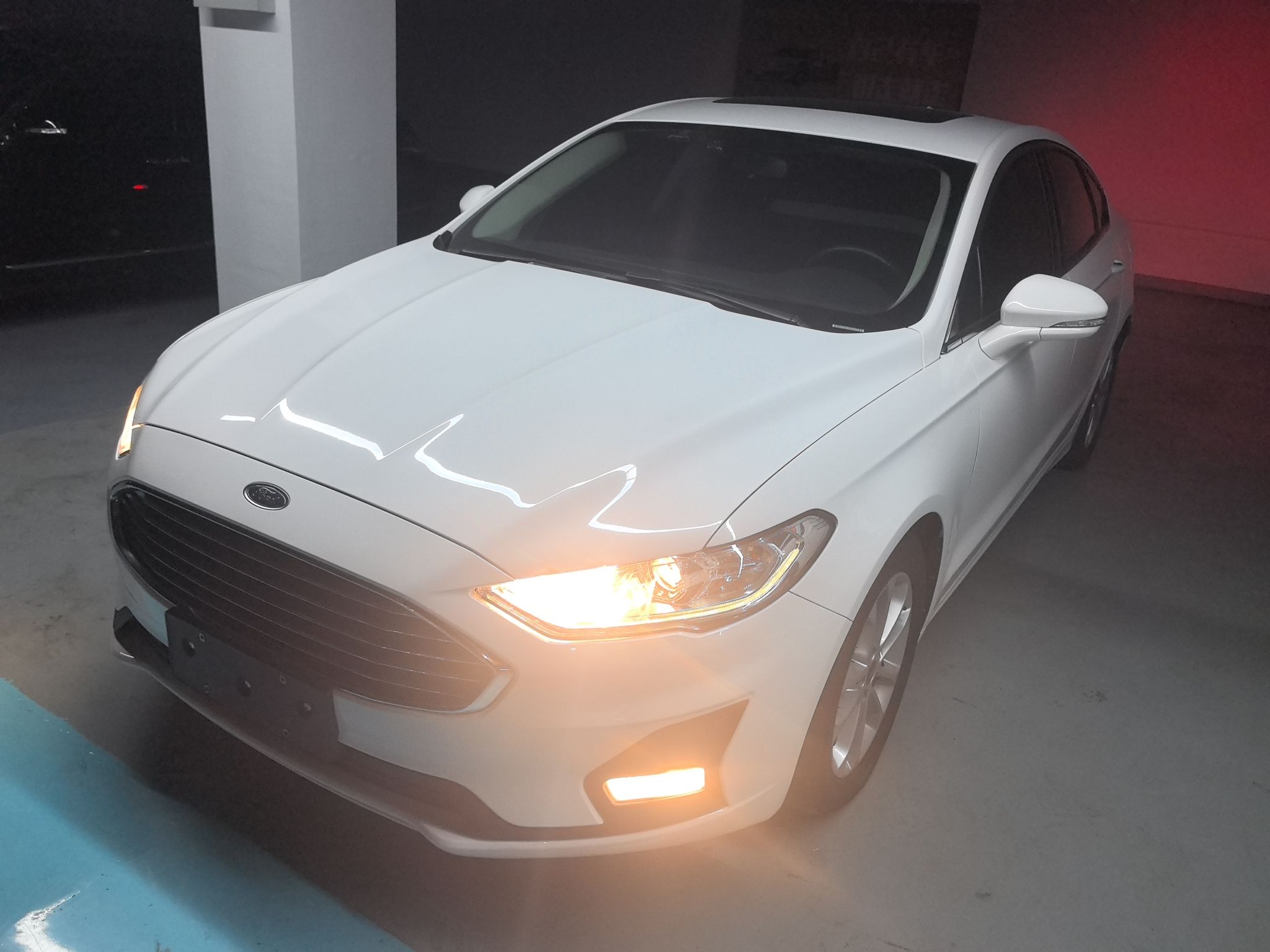 Под передней частью автомобиля