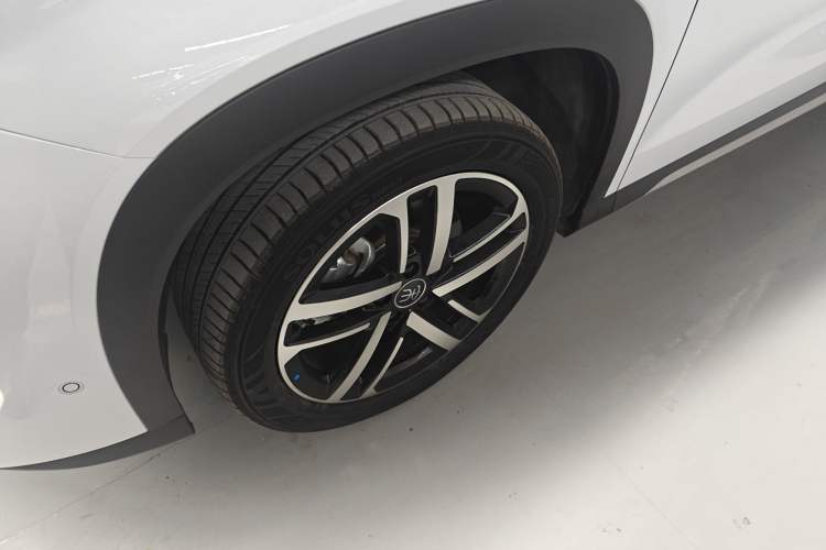 Used BYD Song L DM-i 2025 Intelligent Driving Version 112 km Leading Trim Left Front Wheel Hub