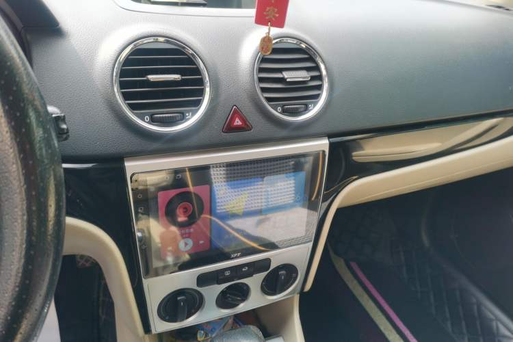 Used Volkswagen Lavida 2011 1.6L Automatic Premium Edition Audio And AC Panel