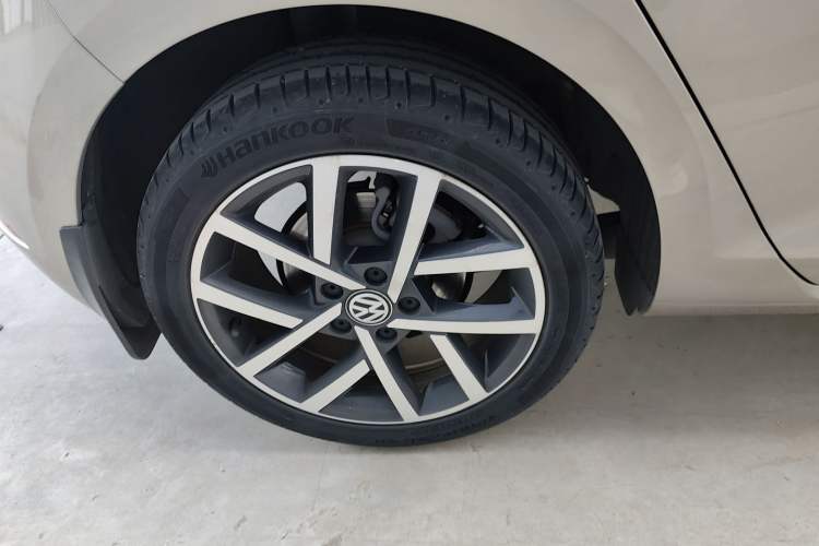 Used Volkswagen Golf 2020 Zhiai Edition 200TSI DSG Comfortable & Ambitious Version Right Rear Wheel Hub