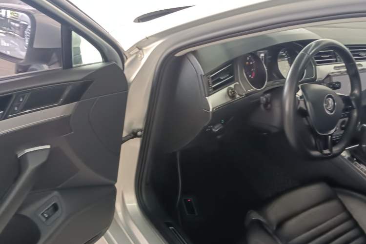 Used Volkswagen Magotan 2018 280TSI DSG Comfort Model Driver Seat