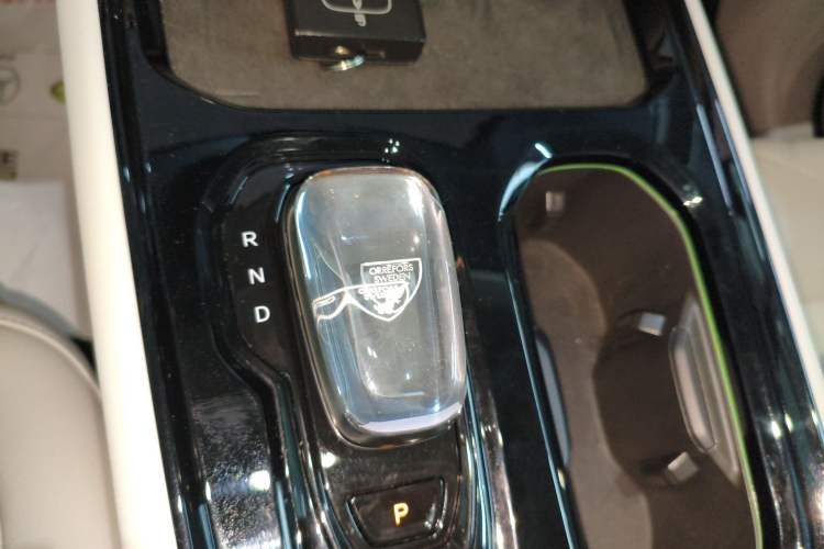 Used Volvo EM90 2025 Ultra Six-Seater Gear Lever