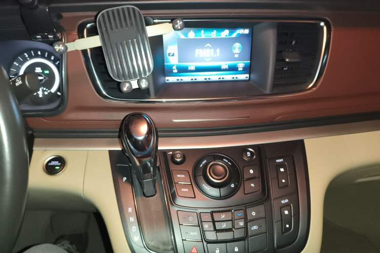 Used Buick GL8 2018 28T Luxury Model China VI Standard Audio And AC Panel