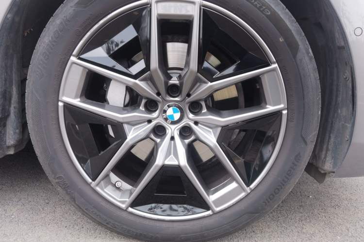 Used BMW 5 Series 2024 530Li Leading Luxury Package Right Front Wheel Hub