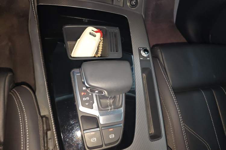 Used Audi Q5L 2022 40T Luxury Dynamic Model Gear Lever