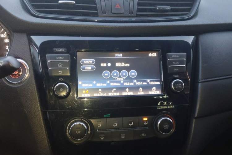 Used Nissan X-Trail 2017 2.0L CVT Comfort Edition 2WD Audio And AC Panel