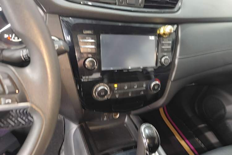 Used Nissan X-Trail 2017 2.0L CVT Comfort Edition 2WD Audio And AC Panel