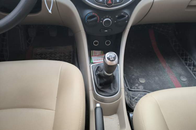 Used Hyundai Verna (older generation) 2016 1.4L Manual Smart GLS Trim Gear Lever