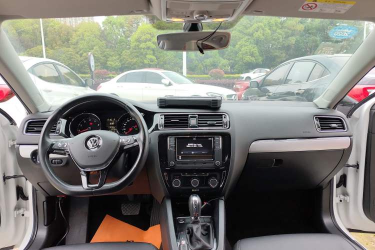 Used Volkswagen Sagitar 2018 1.6L Automatic Comfort Model Center Console