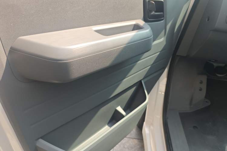 Used Wuling Yangguang 2024 300KM Comfort Version Passenger Van 75kW