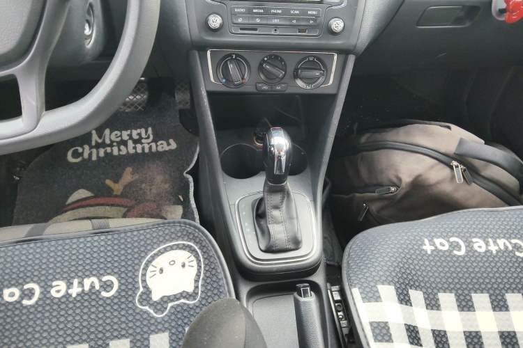 Used Volkswagen Polo 2014 1.6L Automatic Comfort Edition Gear Lever