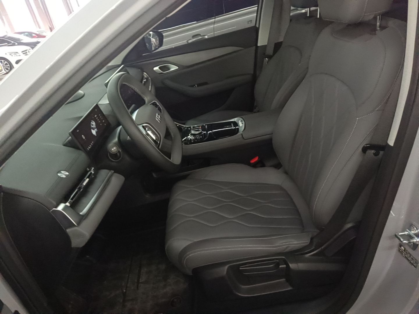 Geely Galaxy A7 2025 Model EM-i 70km Luxury Edition — снимка 17