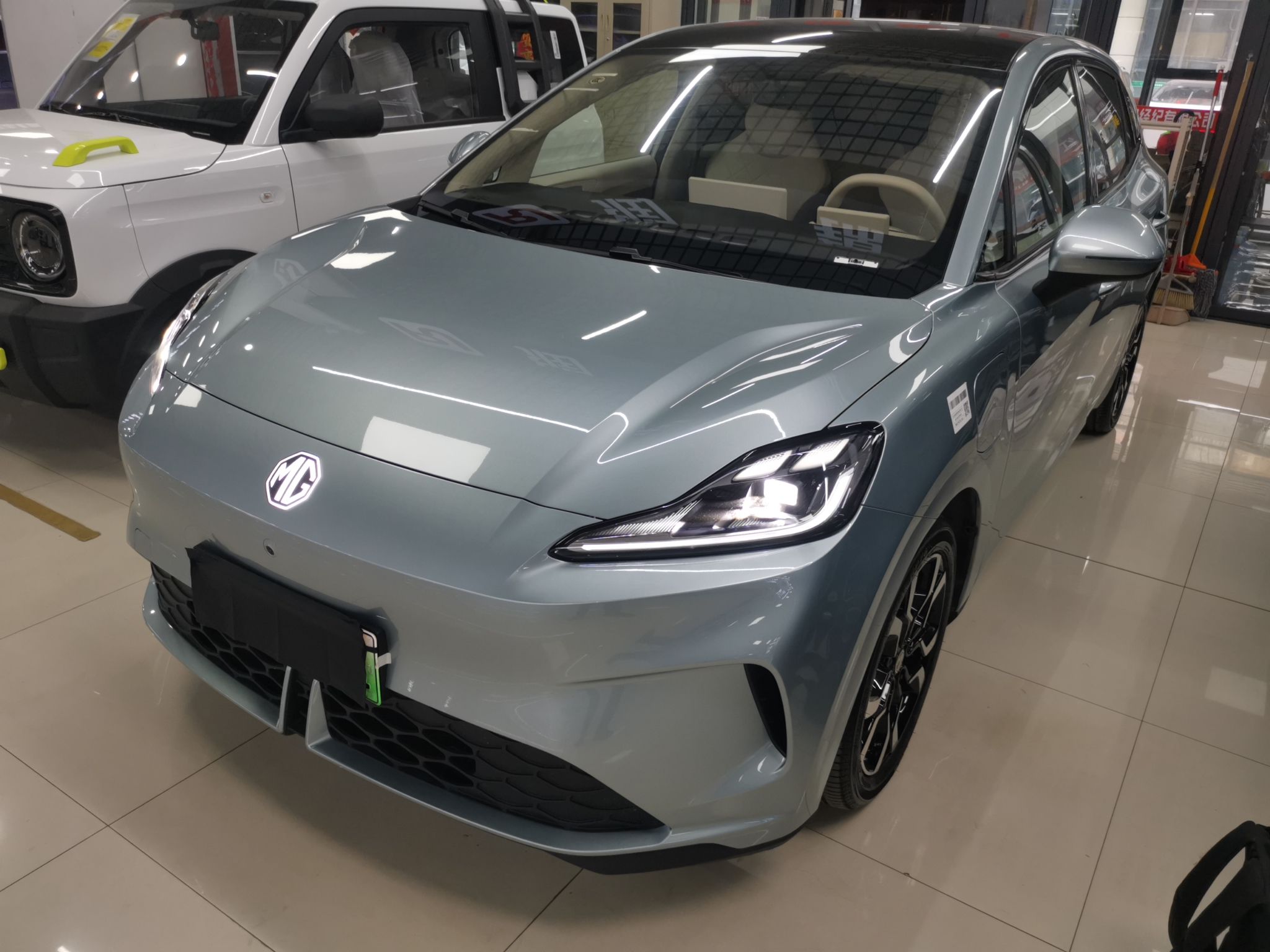 تحت مقدمة السيارة