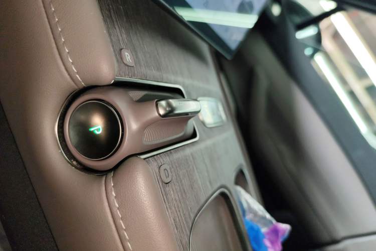 Used Nio ES7 2022 75 kWh Gear Lever