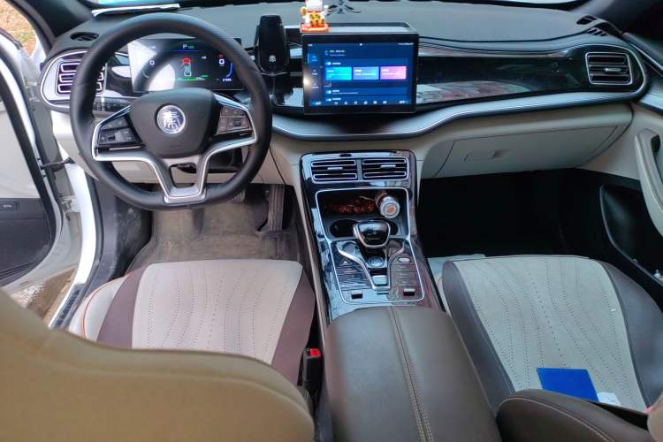 Used BYD Qin PLUS 2024 Honor Edition EV 510KM Beyond Model Center Console