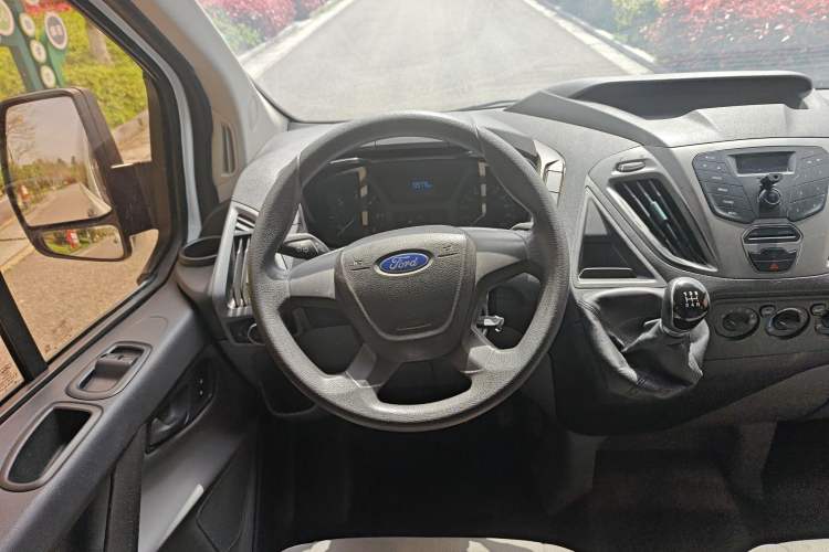 Used Ford Transit 2017 2.0T Diesel Multi-Purpose Commercial Vehicle Short Wheelbase Low Roof China V Standard
