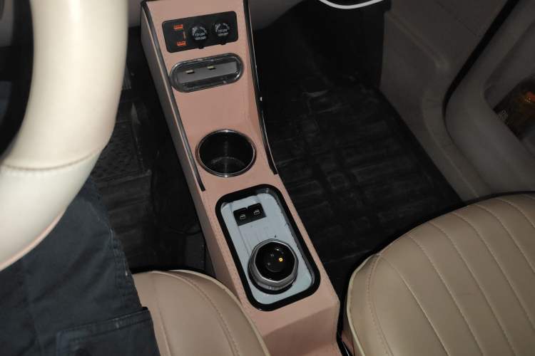 Used Geely Galaxy Panda 2023 Panda Mini 200km Endurance Bear Gear Lever