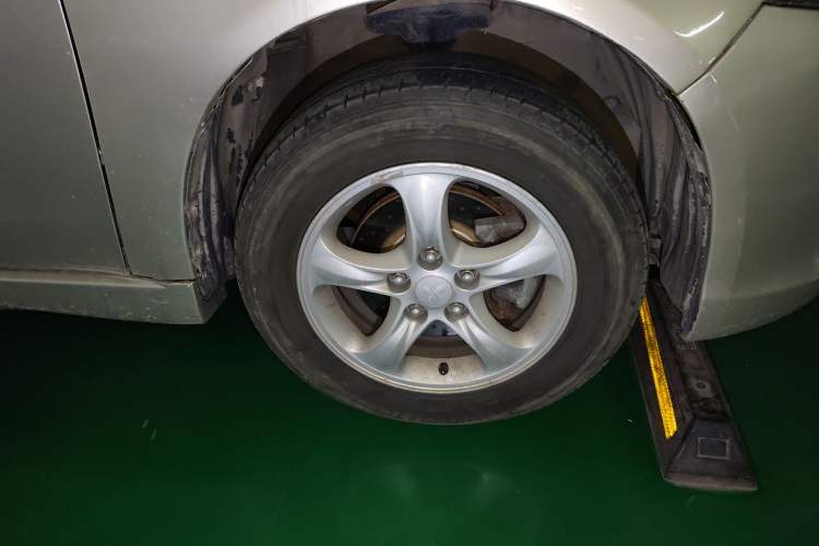 Used Mitsubishi Grandis 2007 2.4 7-Seater Comfort Edition Right Front Wheel Hub