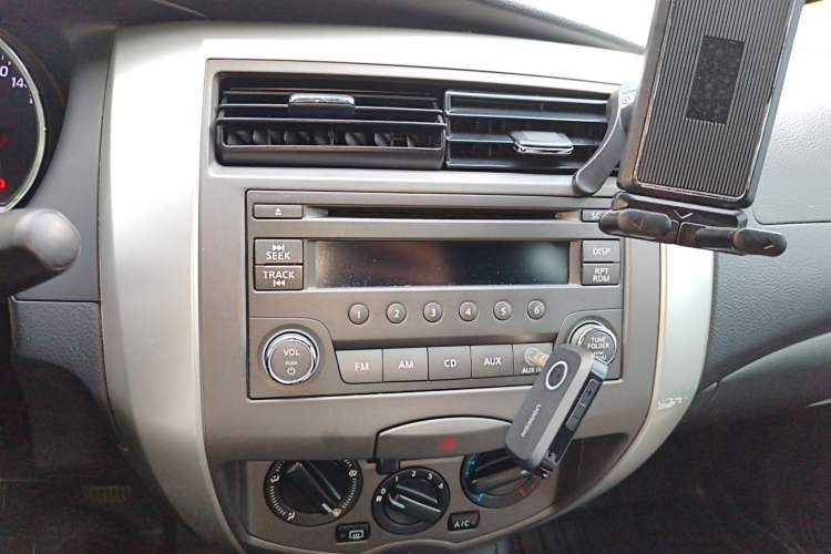 Used Nissan Livina 2013 Jingrui 1.6XL Manual Comfort Edition Audio And AC Panel