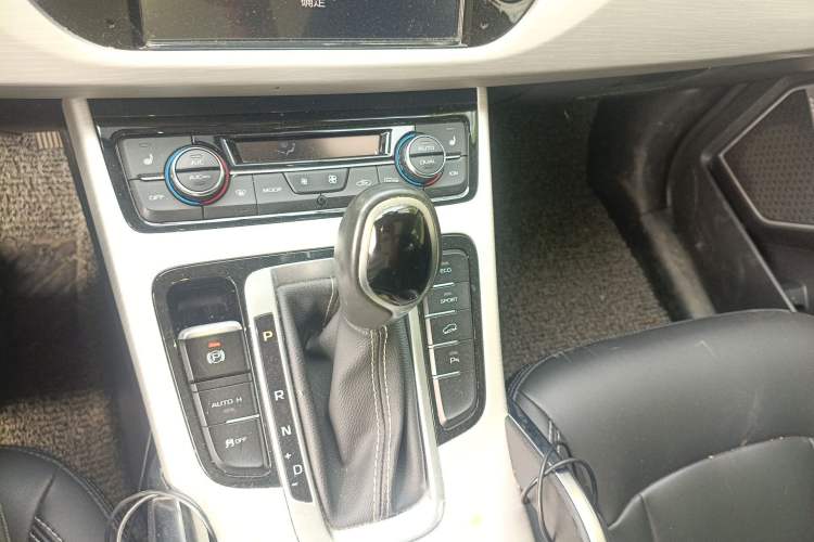 Used Geely Auto Emgrand X7 Sport 2018 1.8TD Automatic Two-Wheel Drive Smart Connect 4G Internet Edition Gear Lever